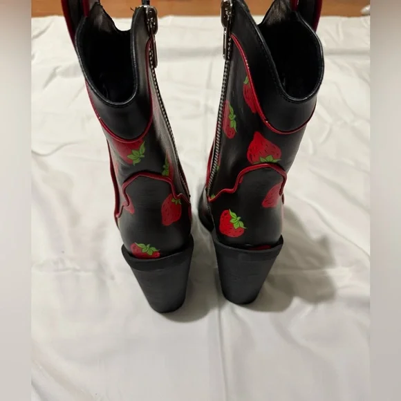 Dolls kill x strawberry shortcake boots - Picture 4 of 5